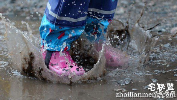 英国举行跳水坑比赛 各地的萌娃们都前来参赛 第3张图片