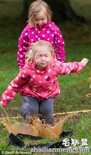 英国举行跳水坑比赛 各地的萌娃们都前来参赛 第5张图片