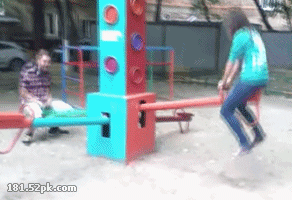 情侣玩跷跷板秀恩爱的搞笑gif<a href=/neihan/dongtaitupian/ target=_blank class=infotextkey>动态图片</a>