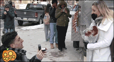 大街上求婚戒指被抢的搞笑gif<a href=/neihan/dongtaitupian/ target=_blank class=infotextkey>动态图片</a>