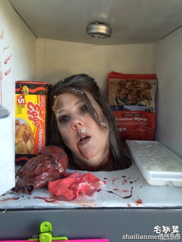 媽媽扮成冰箱裡的「冷凍死人頭」已經嚇死上萬人，冰箱門關起來讓我笑噴了!