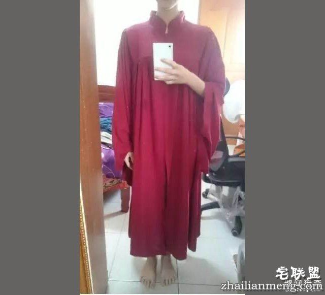 把件学士服玩得这么溜，台湾的女同学你也是够了！