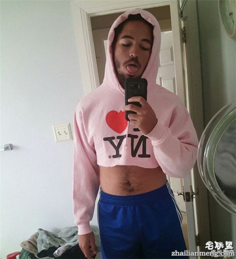 外国小哥集体穿女朋友帽衫，这背后的原因简直虐狗