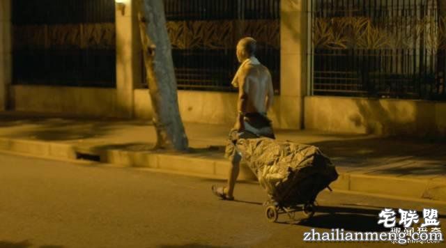 他离开家睡在街头，靠捡垃圾救了3000多条流浪狗