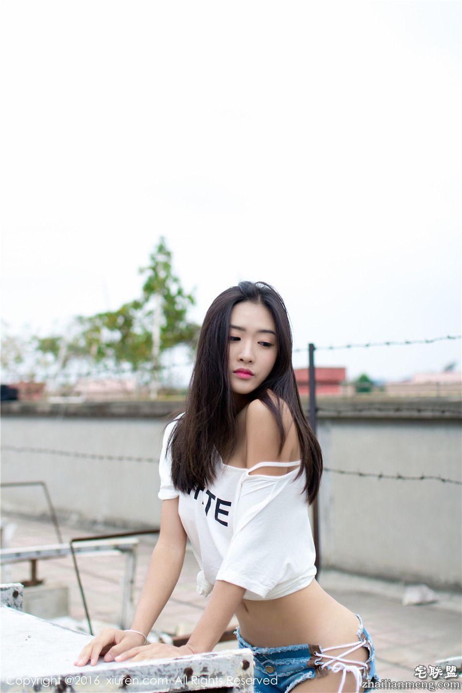 [秀人网] 漂亮的白衬衫美女周琰琳LIN超短牛仔热裤翘臀露台写真 560期第4张