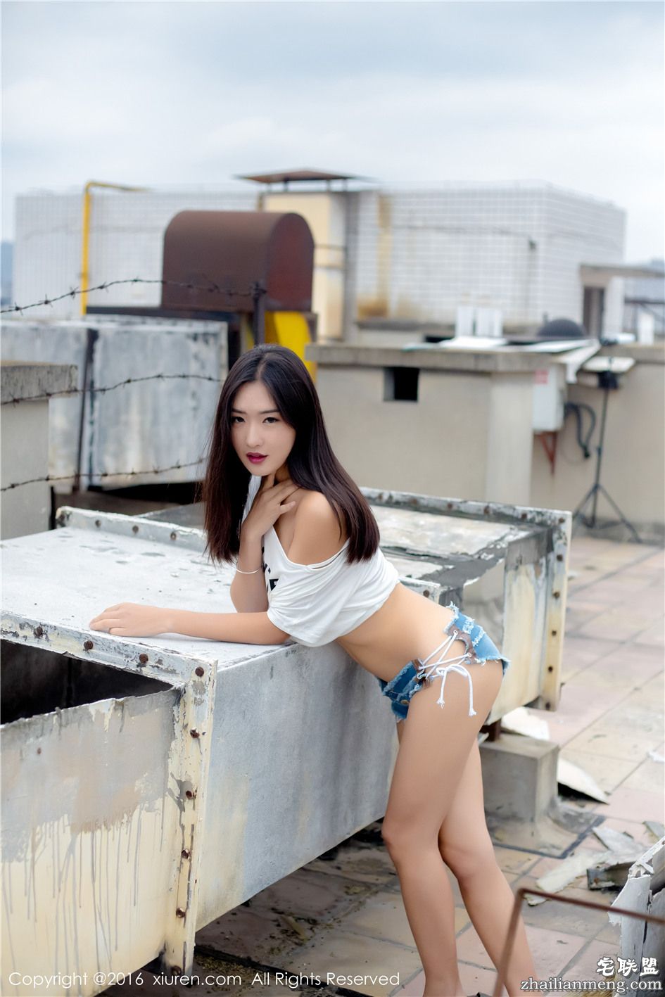 [秀人网] 漂亮的白衬衫美女周琰琳LIN超短牛仔热裤翘臀露台写真 560期第9张