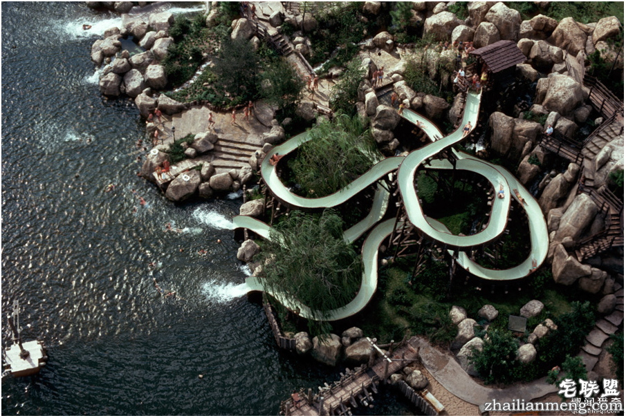 迪士尼水上乐园应该是个很欢乐的地方，但这座已荒废11年的诡异史前丛林园地让人都不敢靠近...