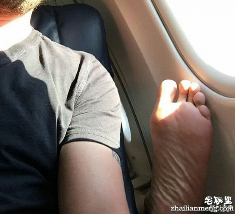 脱鞋、裸体、啪啪啪…这五种坐飞机遭遇的难以忍受的行为你最讨厌哪一种？