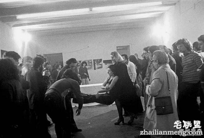 她把自己麻醉6小时并「邀请群众对她做任何事」，她衣服被割碎后发生的事完全印证了人心黑暗面...