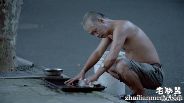 他离开家睡在街头，靠捡垃圾救了3000多条流浪狗