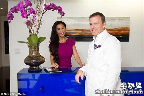 惊人！整形医生妻子被“重新设计”：43岁变尤物