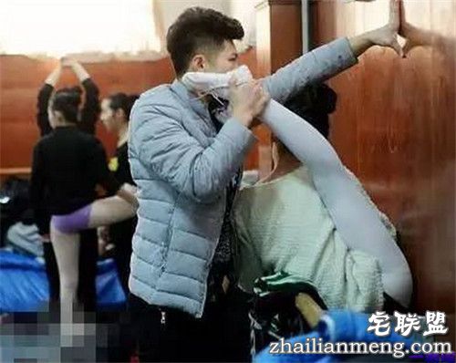 狗很高兴的骑在了她身上