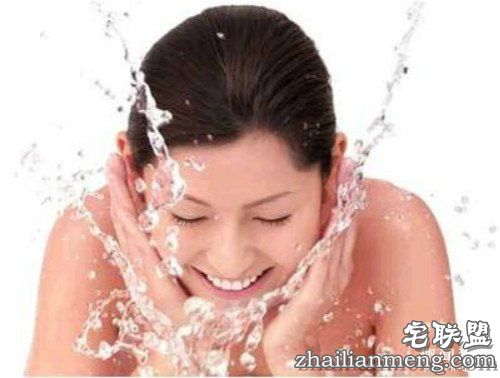 冷水和热水哪个护肤更好？一定要记起来，千万别把脸洗坏了！