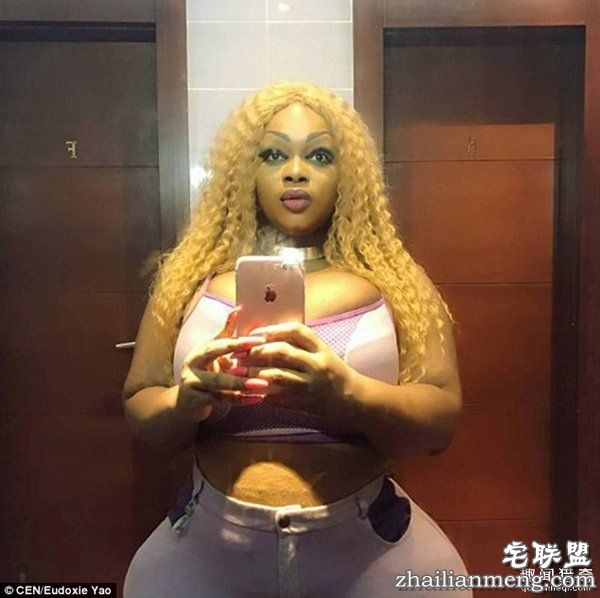 不忍直视！西非女子因巨臀网络爆红 太夸张…