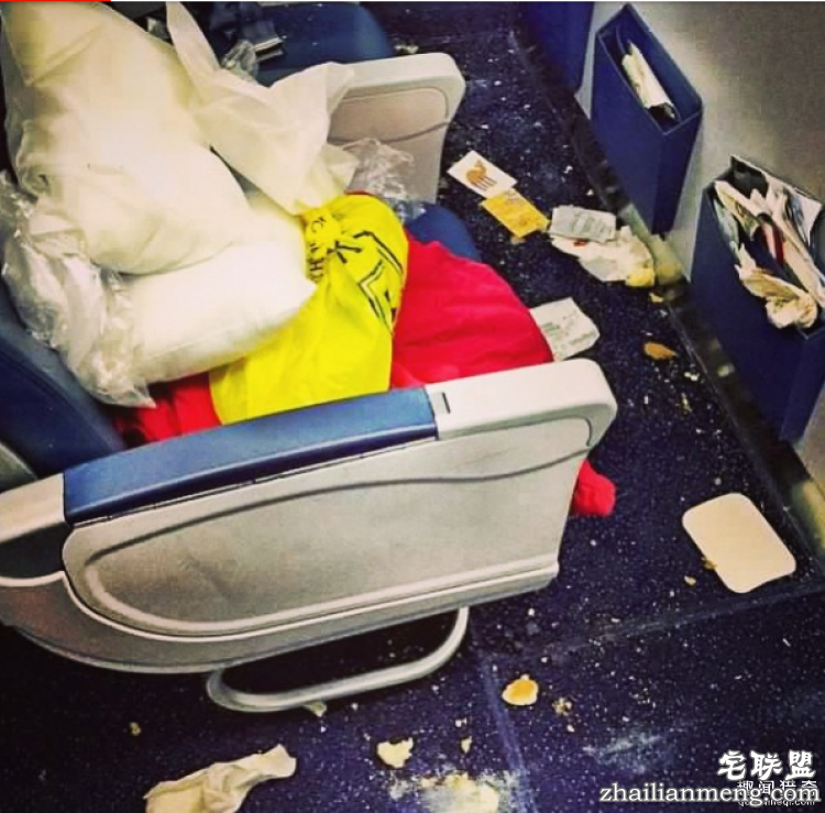 脱鞋、裸体、啪啪啪…这五种坐飞机遭遇的难以忍受的行为你最讨厌哪一种？