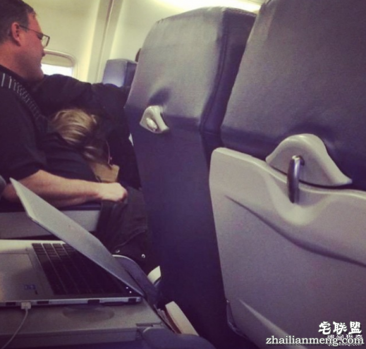 脱鞋、裸体、啪啪啪…这五种坐飞机遭遇的难以忍受的行为你最讨厌哪一种？