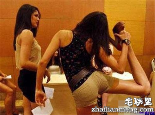 夫妻俩正在缠绵