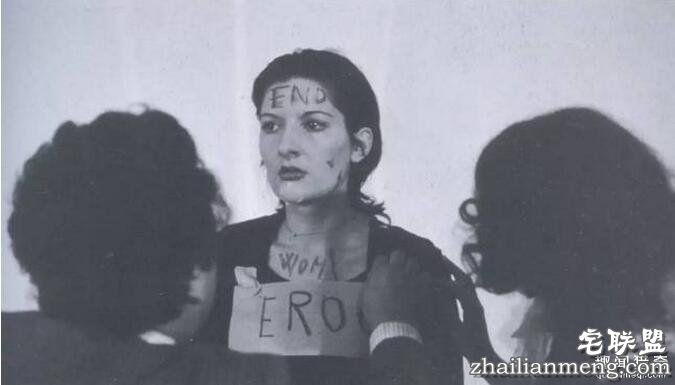 她把自己麻醉6小时并「邀请群众对她做任何事」，她衣服被割碎后发生的事完全印证了人心黑暗面...