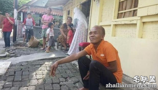 62岁男子在「车祸中丧命」妻子伤心不已，但1年后他竟在农历七月「奇蹟复活」....妻子都吓晕了！