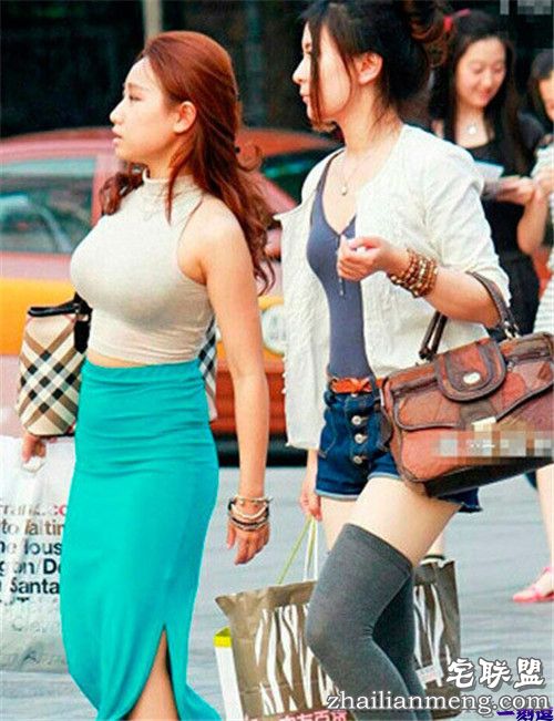 手褪去表妹的裤子