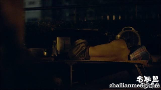 他离开家睡在街头，靠捡垃圾救了3000多条流浪狗