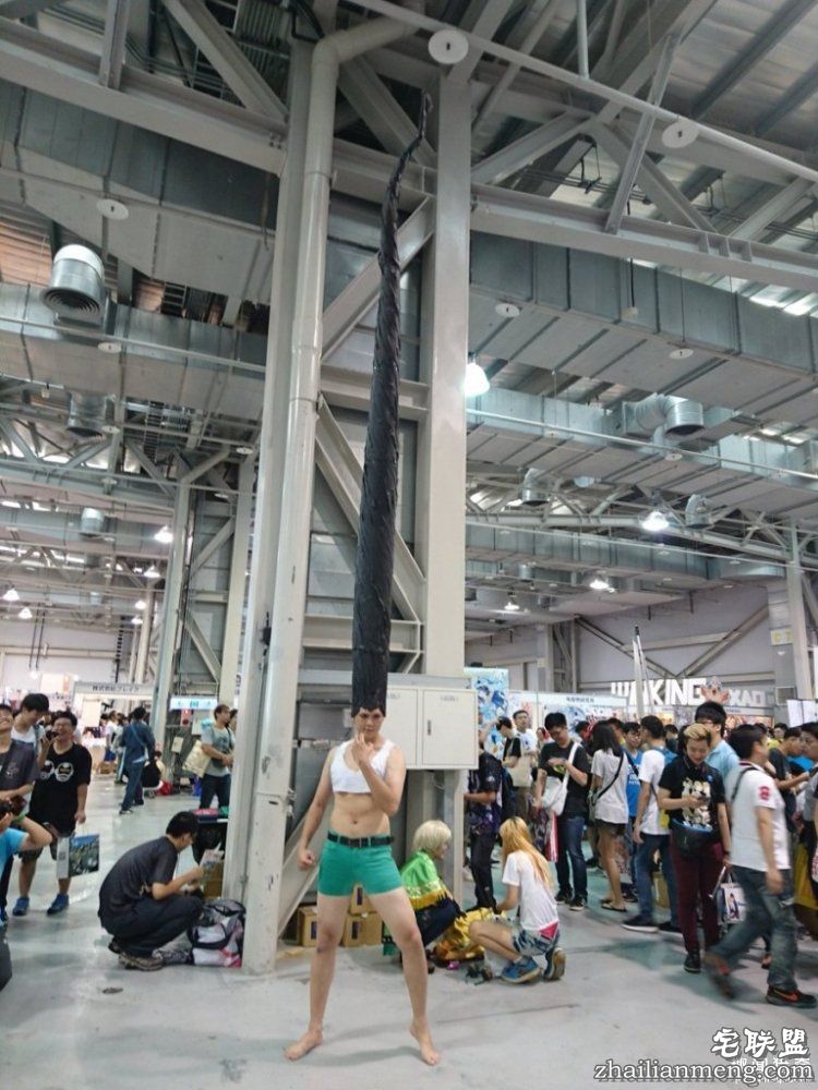 哥们你火了，这头发高的，简直要上天！