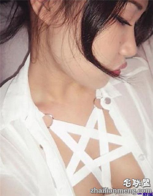 我已经把睡衣脱了 你进来吧