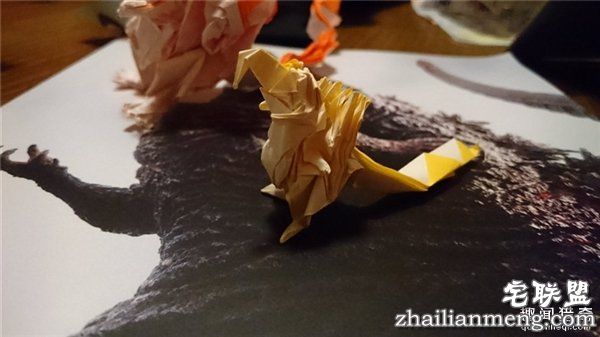膜拜：神人只用一张纸折出的霸气哥斯拉手办