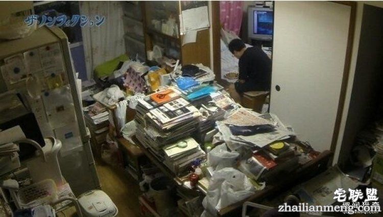 终极宅男30年不出门，全靠70岁老母亲照料