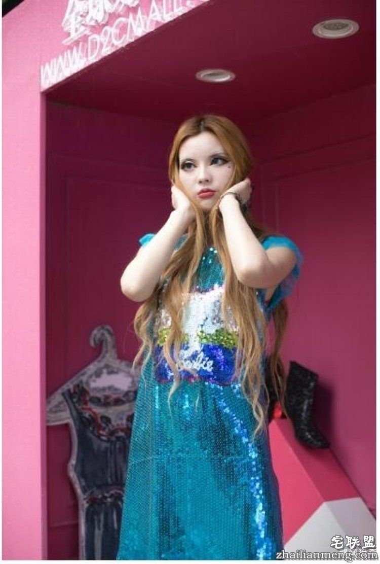 她被称是“行走的芭比娃娃”，可是未p图时长这样...