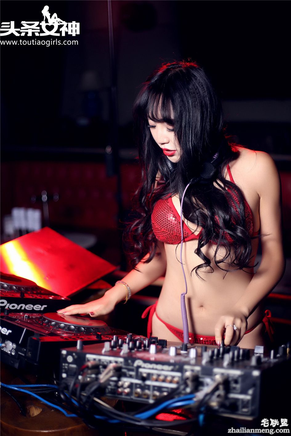 [头条女神] 性感电音女DJ林茜时尚派对靓模比基尼上阵 第138期第3张