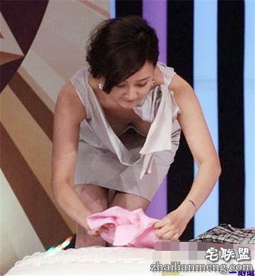 手褪去表妹的裤子