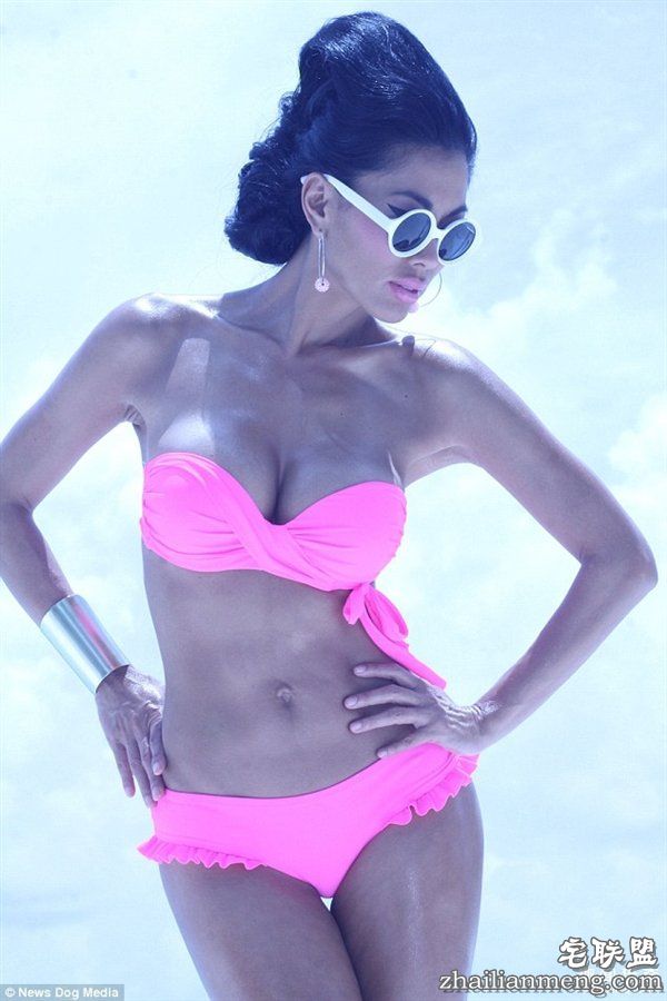 惊人！整形医生妻子被“重新设计”：43岁变尤物