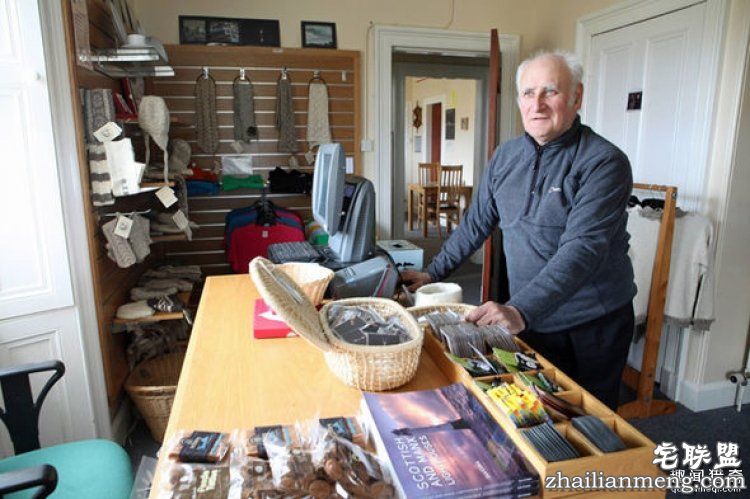 这个大爷同时干了20份工作，67岁也不退休