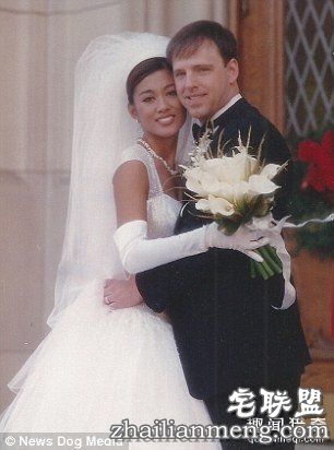 惊人！整形医生妻子被“重新设计”：43岁变尤物