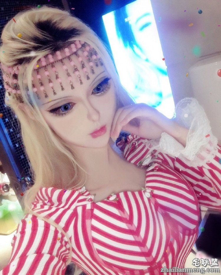 她被称是“行走的芭比娃娃”，可是未p图时长这样...