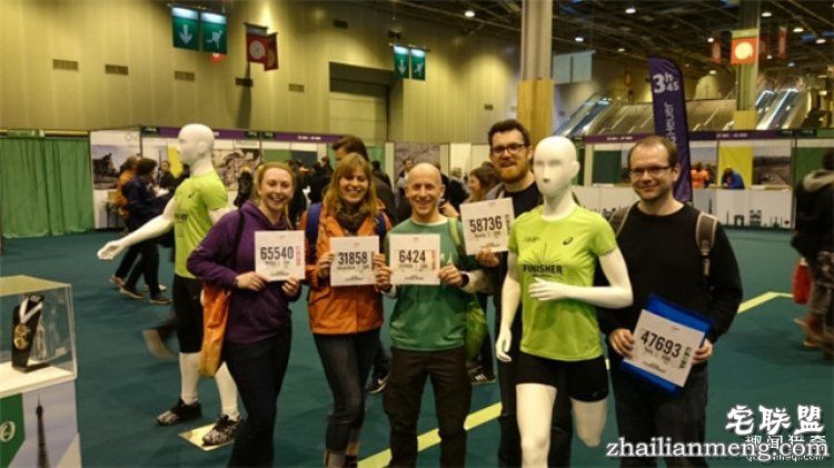 他一年内跑20场马拉松，疯狂的背后只为了故去的妻子