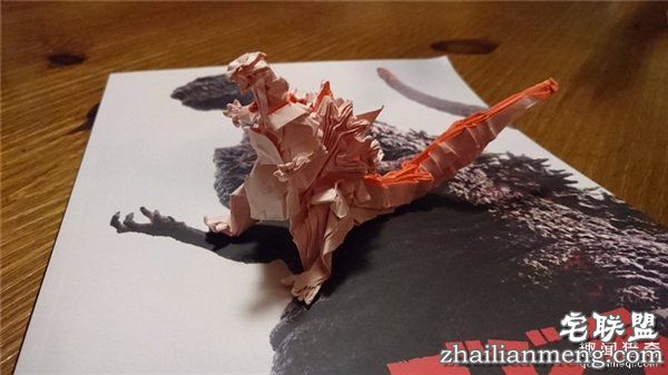膜拜：神人只用一张纸折出的霸气哥斯拉手办