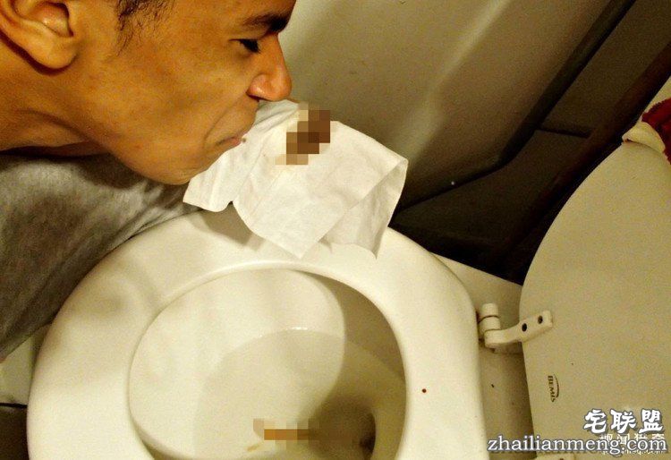 他大号完擦屁股时 竟在打个喷嚏后发生让他呕吐到爆的事...网友:我没良心得笑了