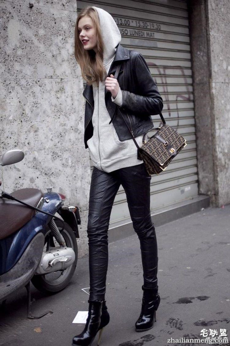 外国小哥集体穿女朋友帽衫，这背后的原因简直虐狗