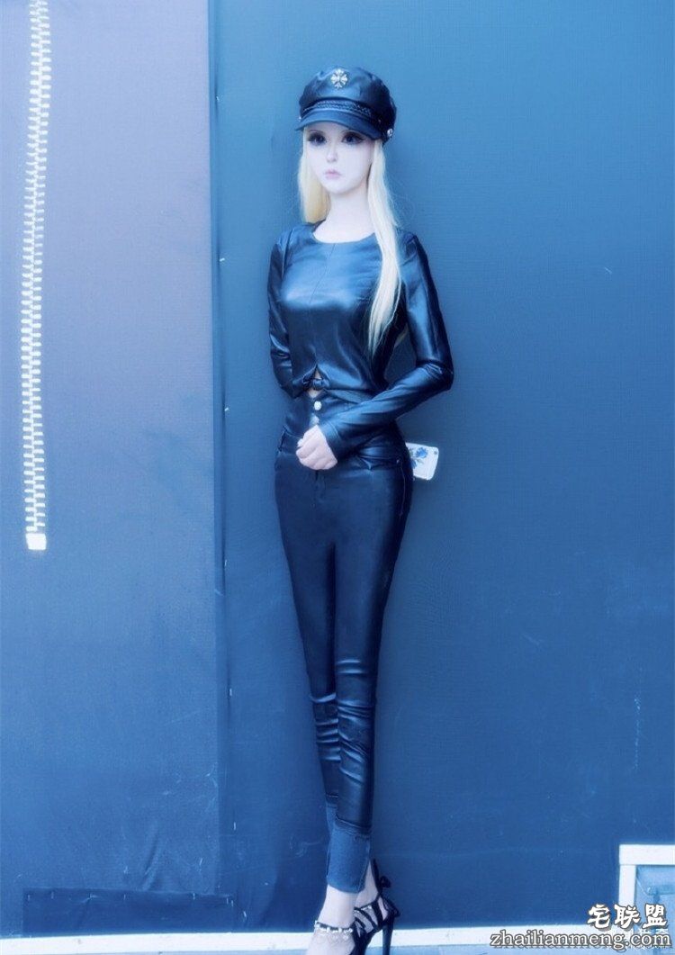 她被称是“行走的芭比娃娃”，可是未p图时长这样...