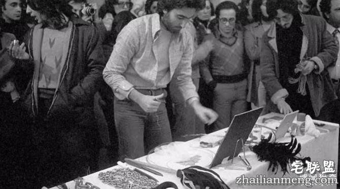 她把自己麻醉6小时并「邀请群众对她做任何事」，她衣服被割碎后发生的事完全印证了人心黑暗面...