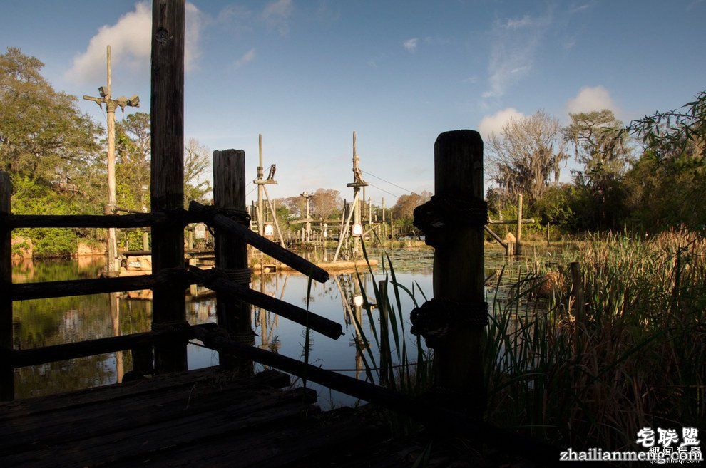 迪士尼水上乐园应该是个很欢乐的地方，但这座已荒废11年的诡异史前丛林园地让人都不敢靠近...