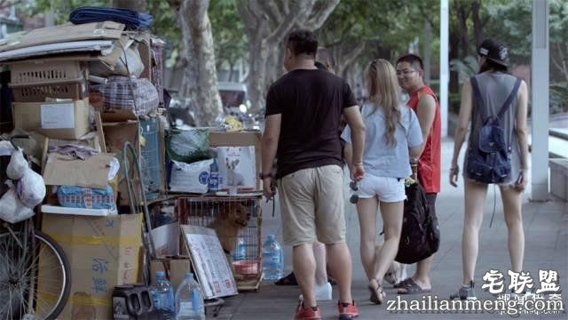 他离开家睡在街头，靠捡垃圾救了3000多条流浪狗