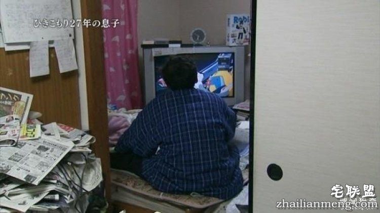 终极宅男30年不出门，全靠70岁老母亲照料