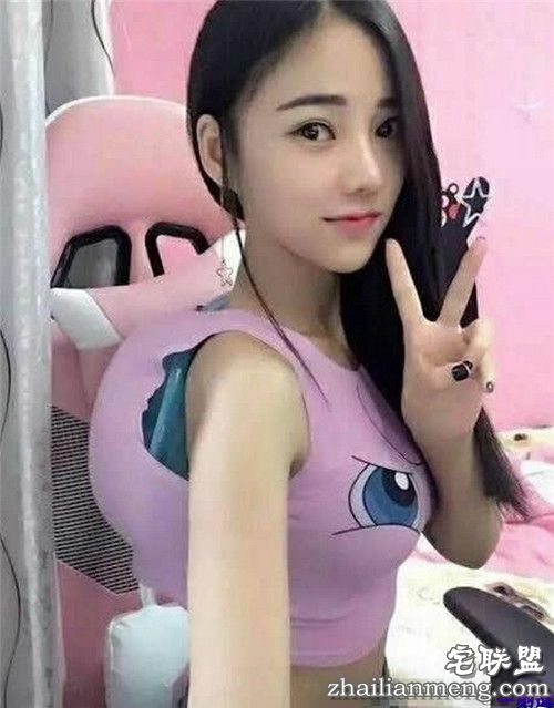 狗很高兴的骑在了她身上