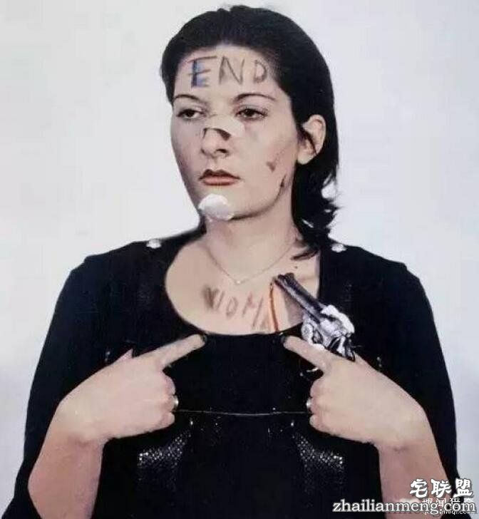 她把自己麻醉6小时并「邀请群众对她做任何事」，她衣服被割碎后发生的事完全印证了人心黑暗面...