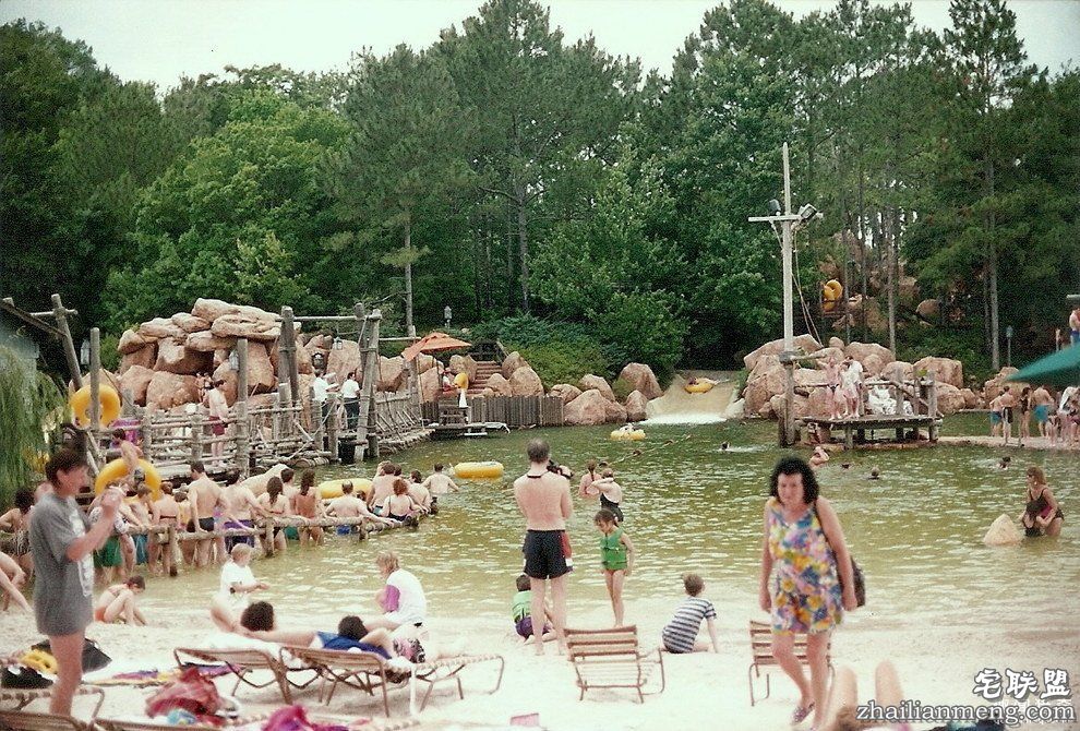 迪士尼水上乐园应该是个很欢乐的地方，但这座已荒废11年的诡异史前丛林园地让人都不敢靠近...