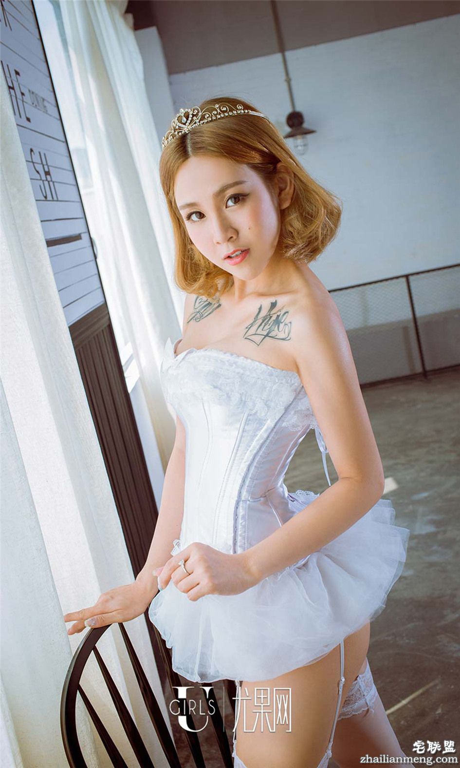 [尤果网] 金色短发小妖精甄甄粉色内衣秀翘臀 第495期第1张