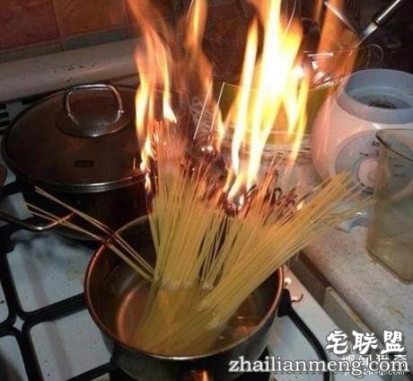 10张搞笑图告诉你，第一次做菜到底有多奇葩！